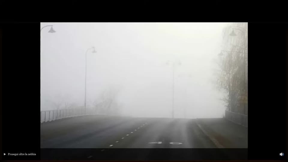 La strada di casa che sparisce nella nebbia